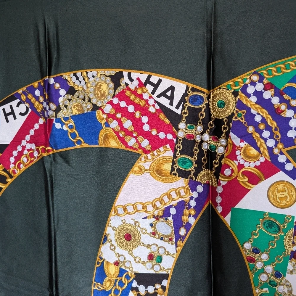 Chanel Large 100% Silk Bijoux Scarf Rare Dark Green with Jewel CC - Picture 2 of 3